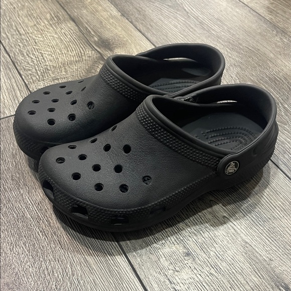 CROCS Classic Black Clogs - Picture 2 of 3